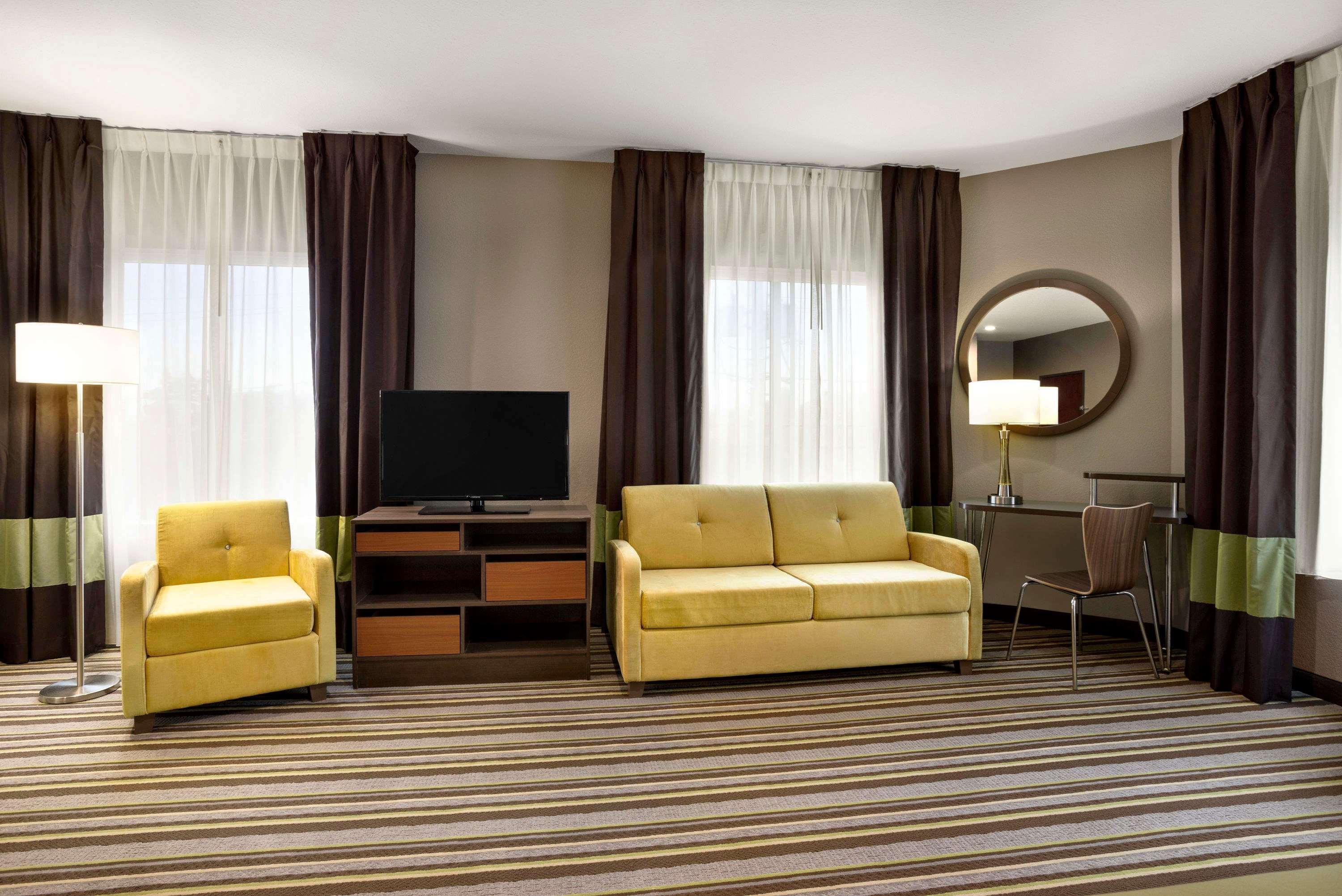 Super 8 By Wyndham Chocolate Avenue Hotel 3*