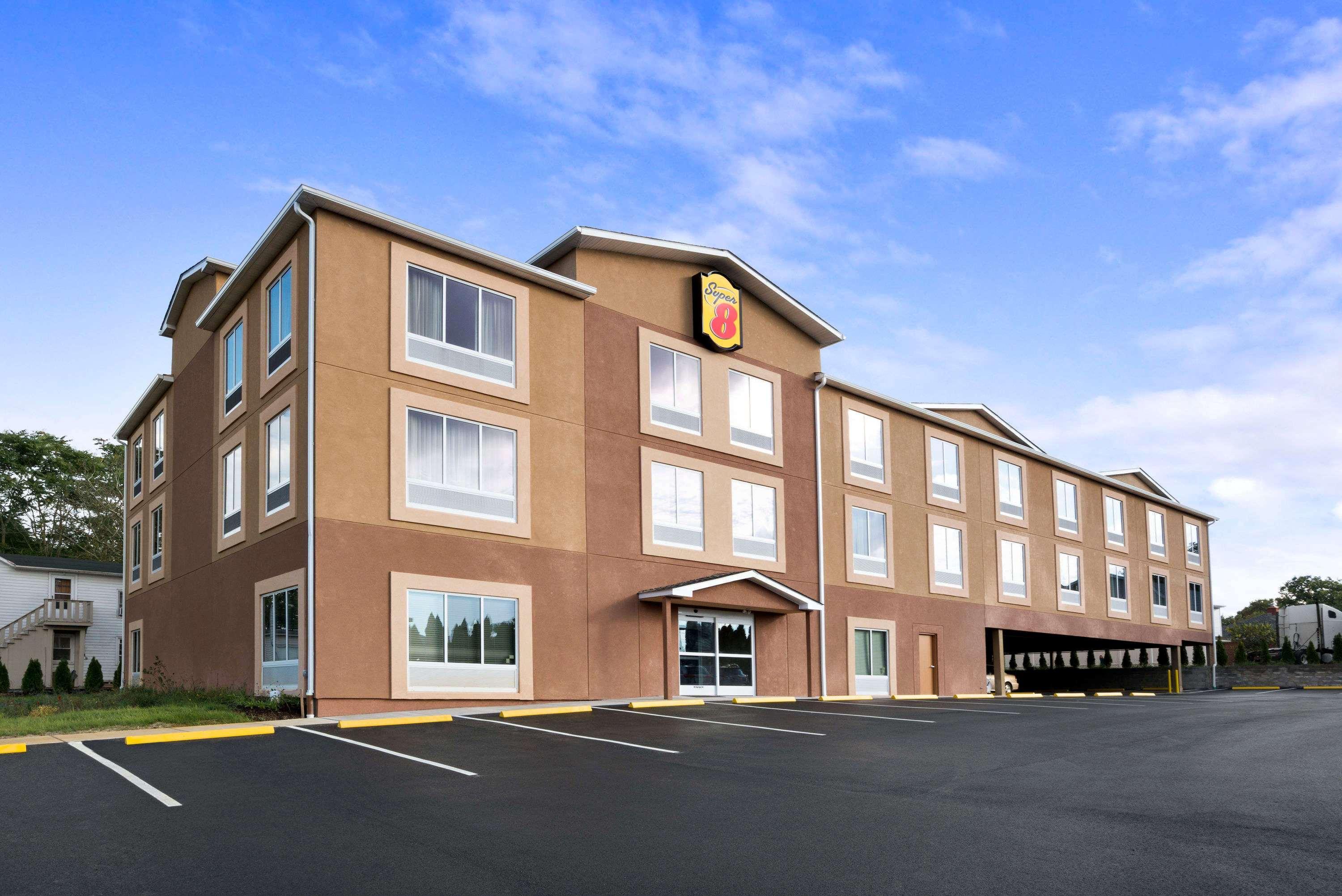 Hotel Super 8 By Wyndham Chocolate Avenue