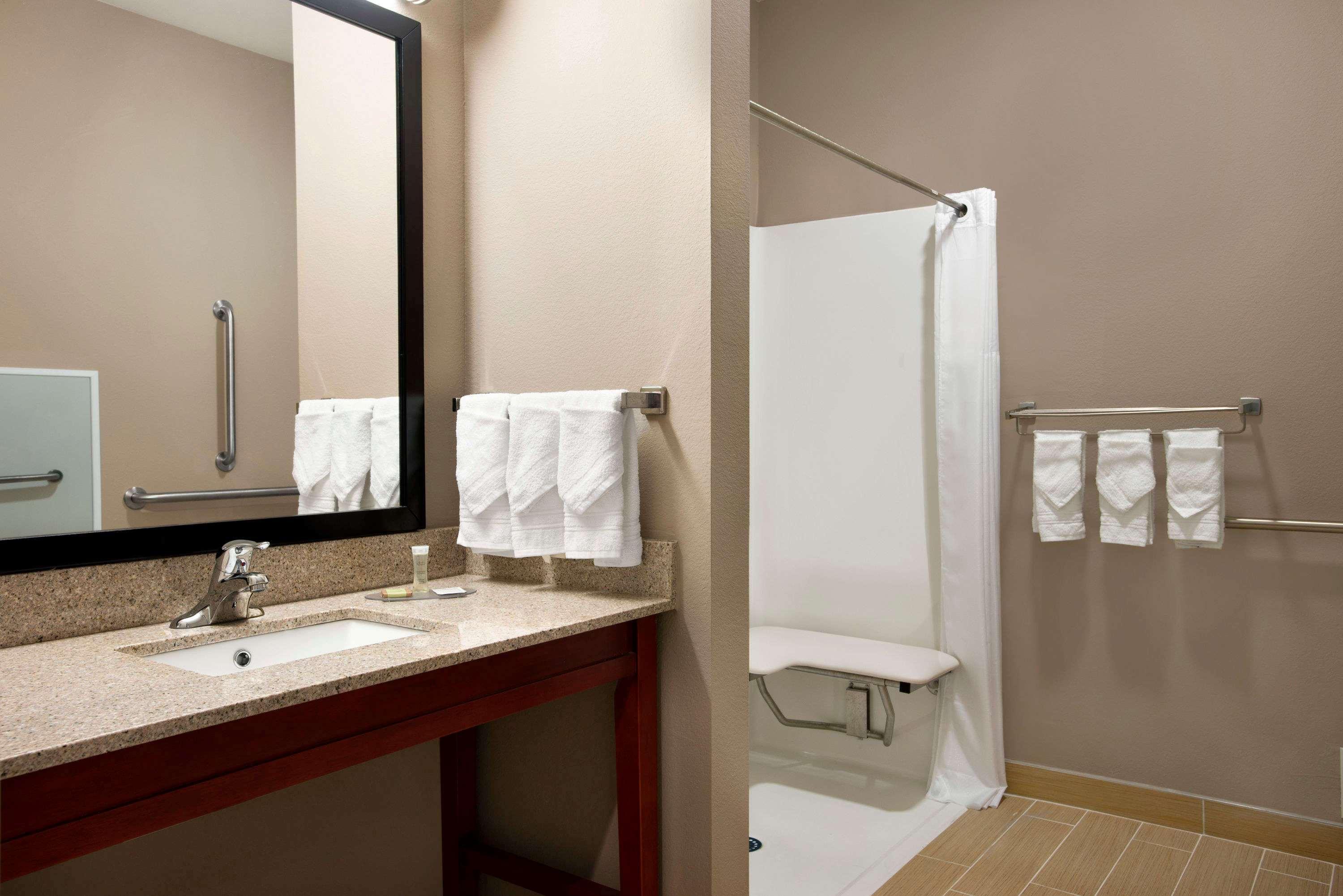 Hotel Super 8 By Wyndham Chocolate Avenue 3*