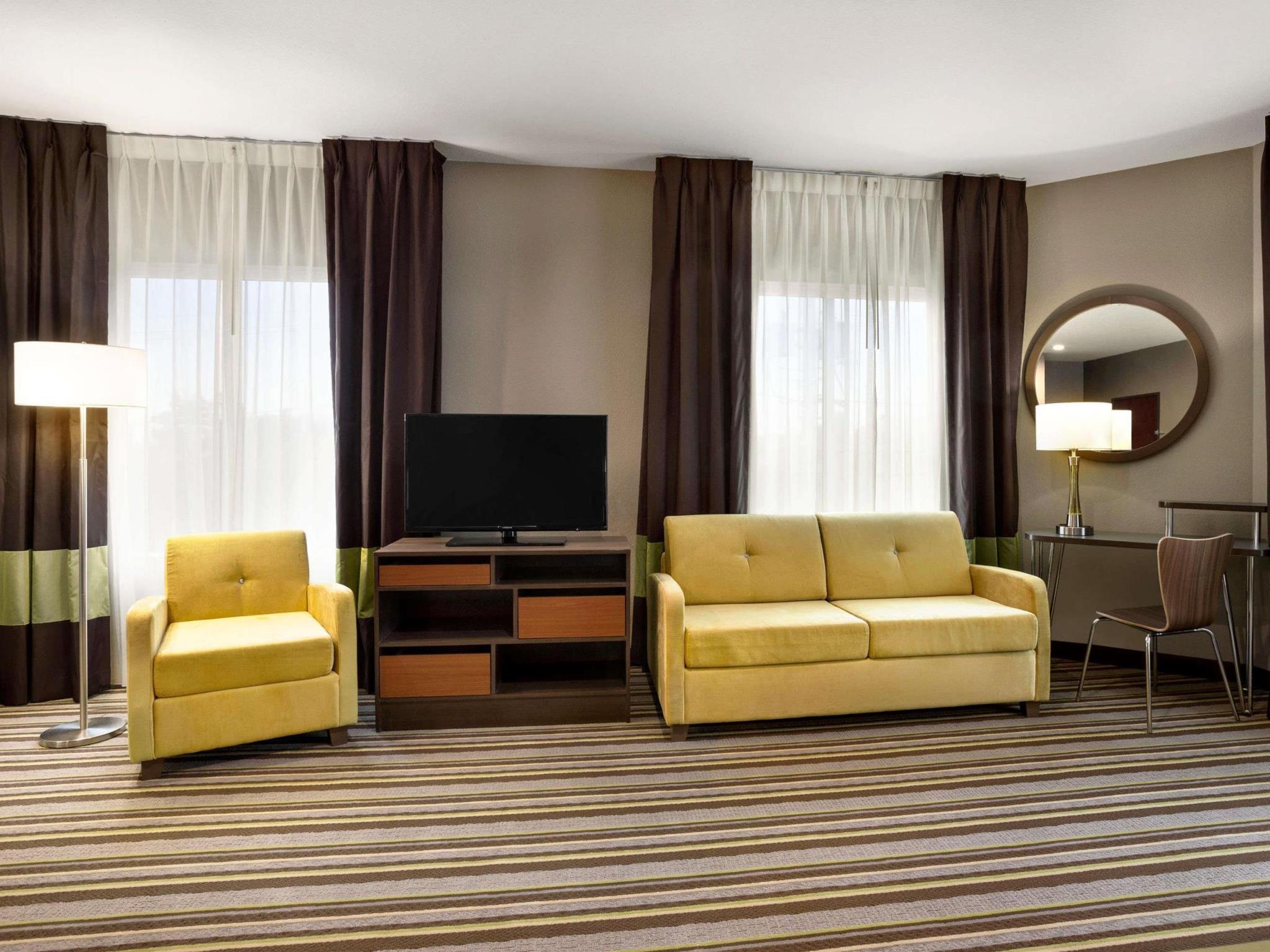 Super 8 By Wyndham Chocolate Avenue