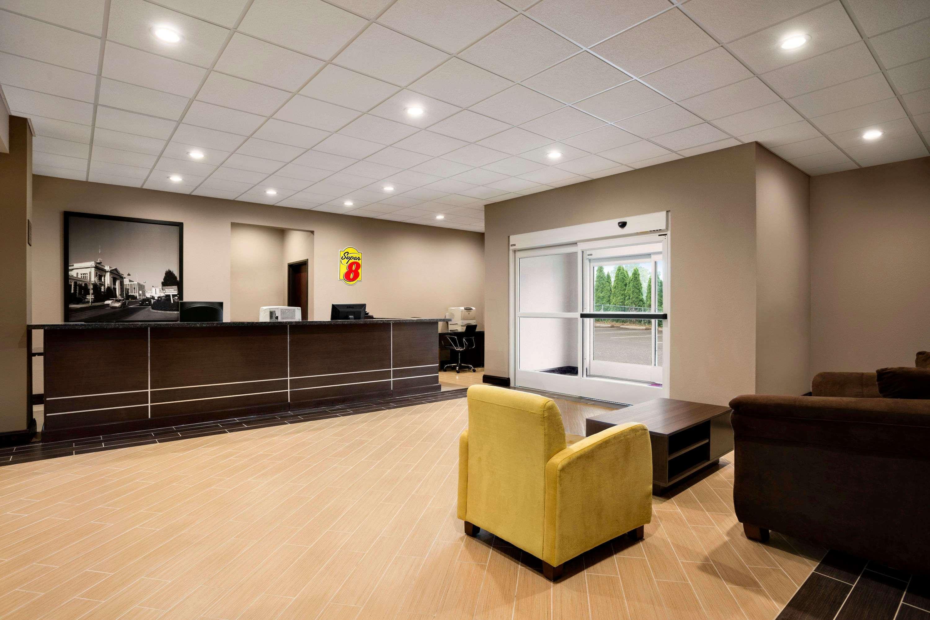 Super 8 By Wyndham Chocolate Avenue Hotel