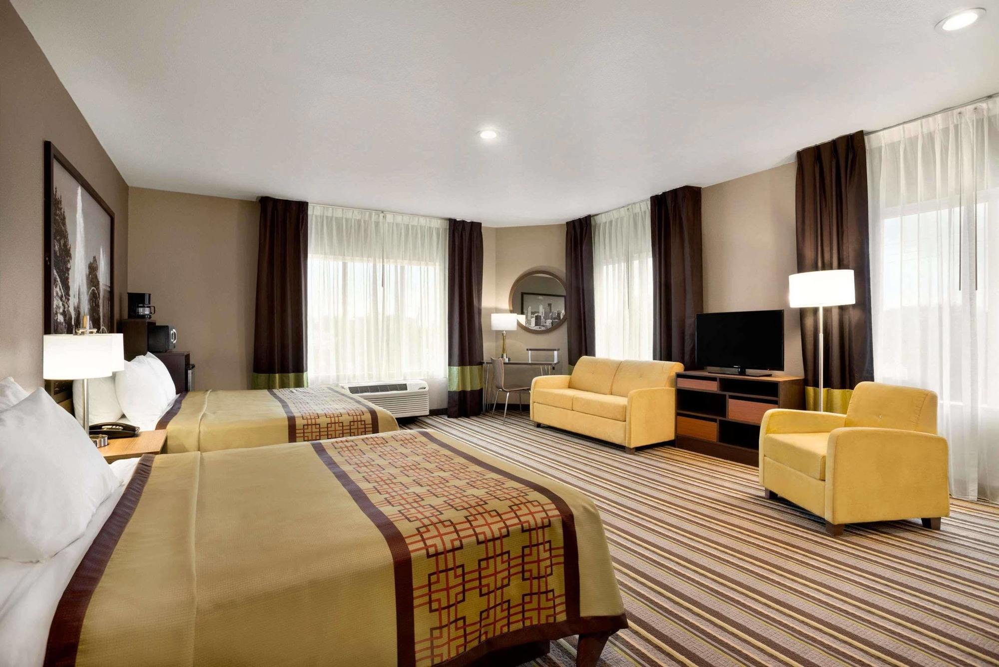 Super 8 By Wyndham Chocolate Avenue Hotel 3*